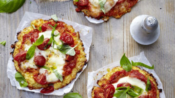‘Mini-pizzas’ de coliflor y queso con tomate sin gluten